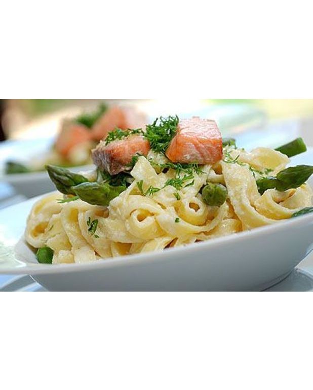 Pâtes au saumon et asperges vertes pour 4 personnes Recettes Elle à Table