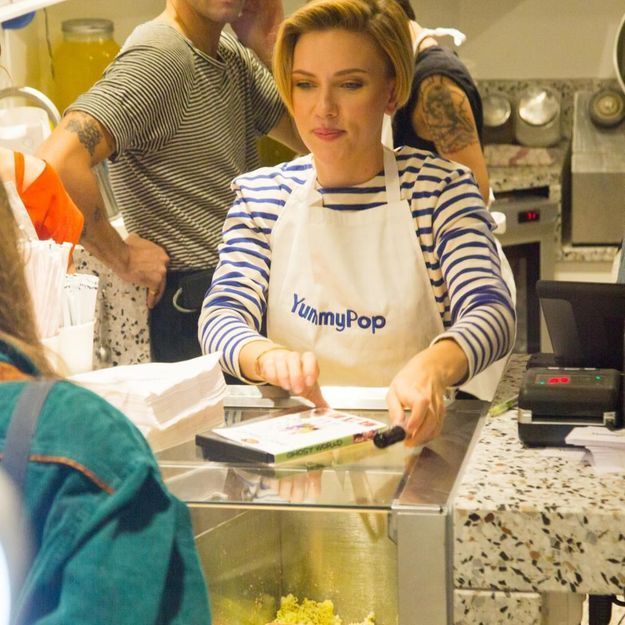 Les incroyables photos de Scarlett Johansson vendeuse de pop-corn à Paris, et ce n’est pas du cinéma !