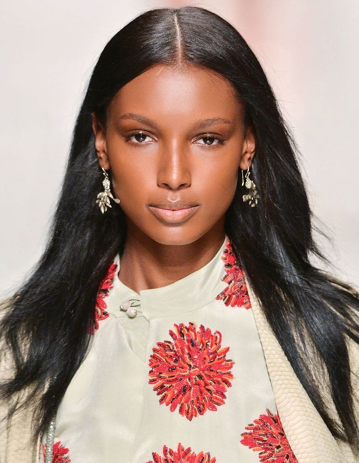 La raie au milieu Coiffure 10 façons de tracer sa raie Elle