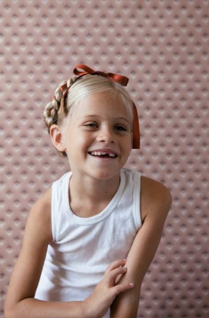 Coiffure petite fille avec ruban
