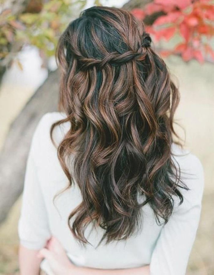 Coiffure romantique cheveux bouclés