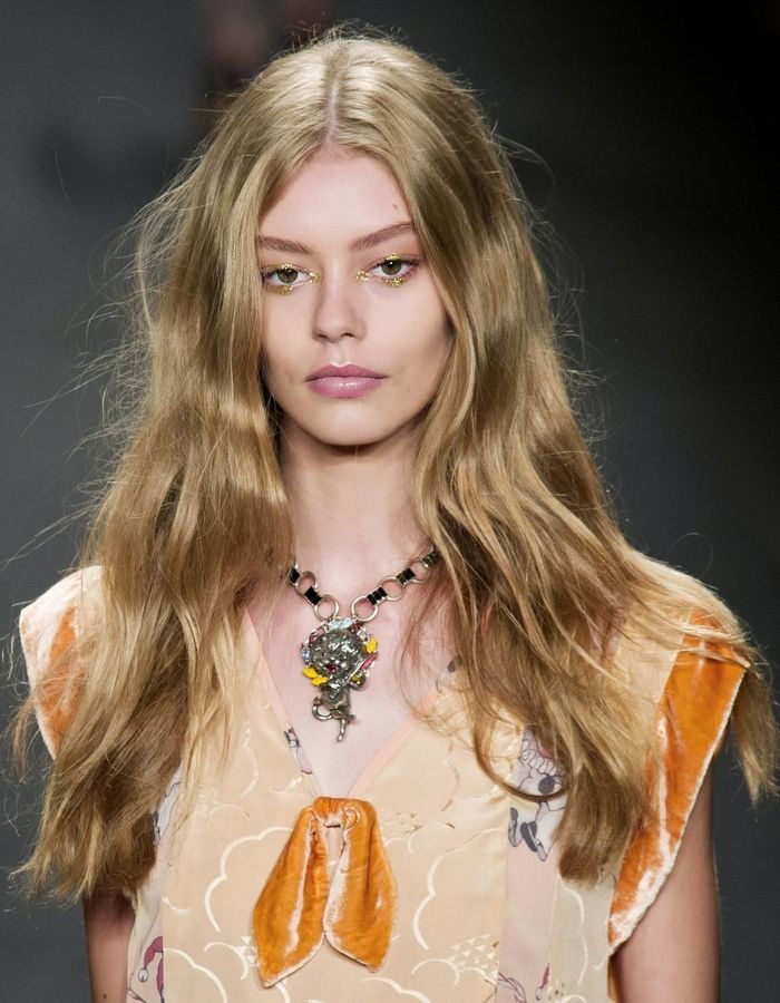 Raie au milieu cheveux ondulés La raie au milieu en 20 déclinaisons tendance Elle