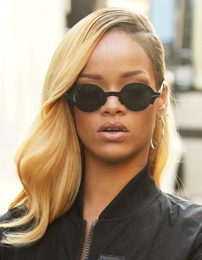 coupe de cheveux femme half hawk half hawk blond rihanna toutes ses coupes en images coupe de cheveux femme half hawk half hawk blond rihanna toutes ses coupes en images
