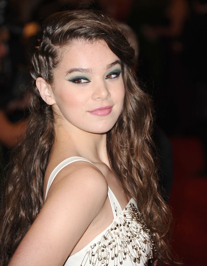 Les tresses collées sur un côté de la tête d\u0027Hailee Steinfeld