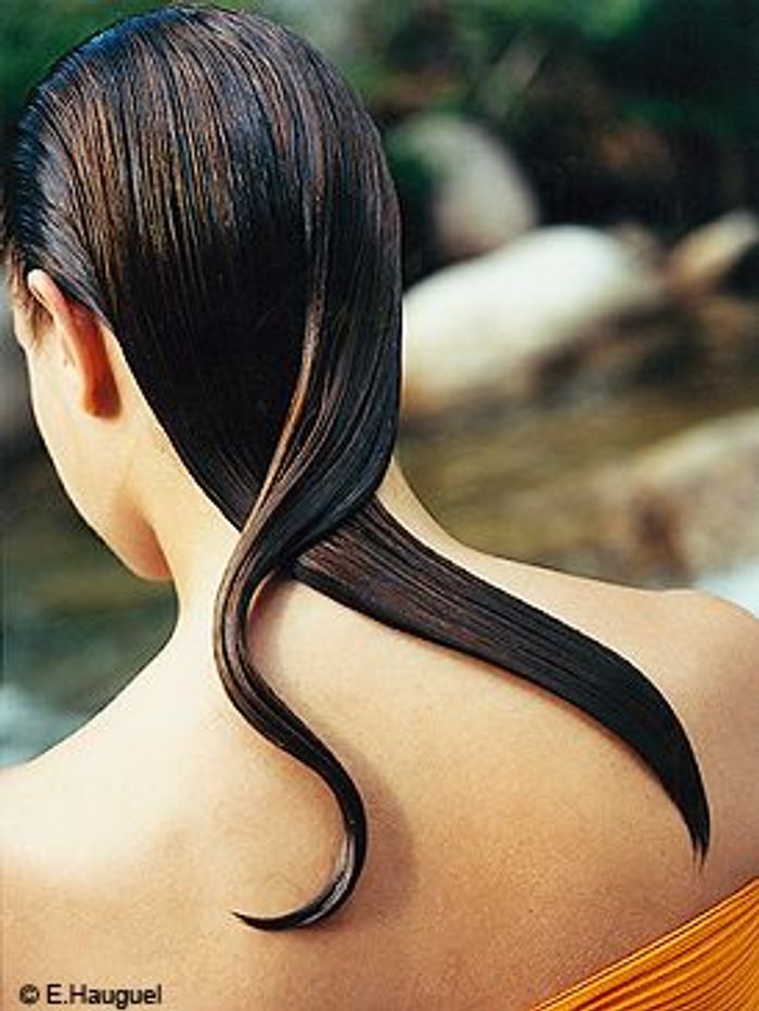Les masques pour les cheveux et la personne avec le vermeil