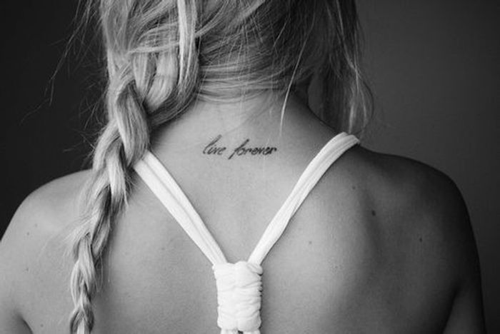 Tatouage nuque lettrage