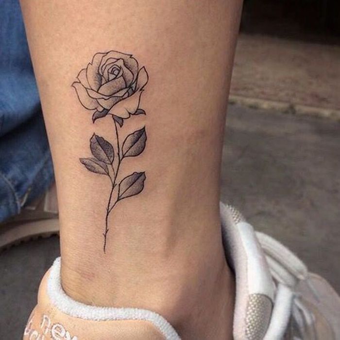Tatouage rose cheville
