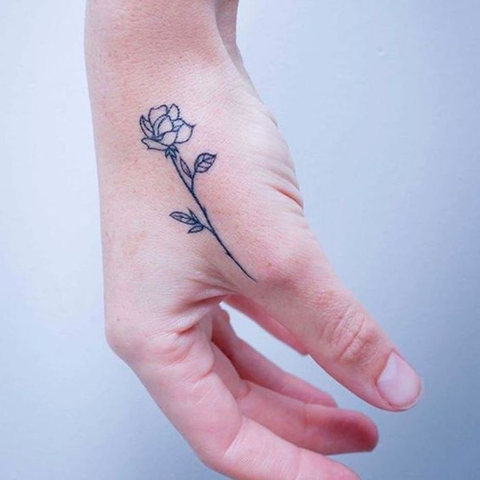 tatouage rose main femme