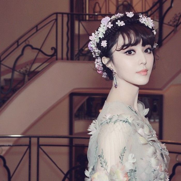 Fan Bingbing et sa sublime couronne de fleurs