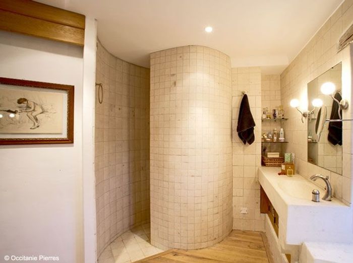 Une salle de bains en pierre... so chic ! elle décoration Désign bains Travertin de salle
