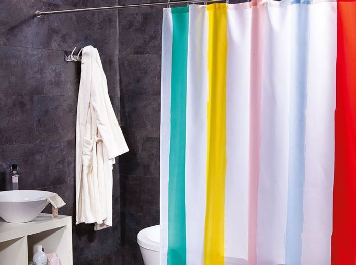 rideau de douche l accessoire d co qui relooke votre salle de bains elle d coration. Black Bedroom Furniture Sets. Home Design Ideas