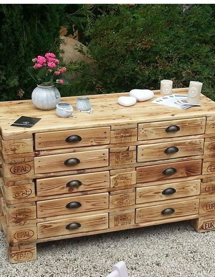 Palette en bois transformee en commode