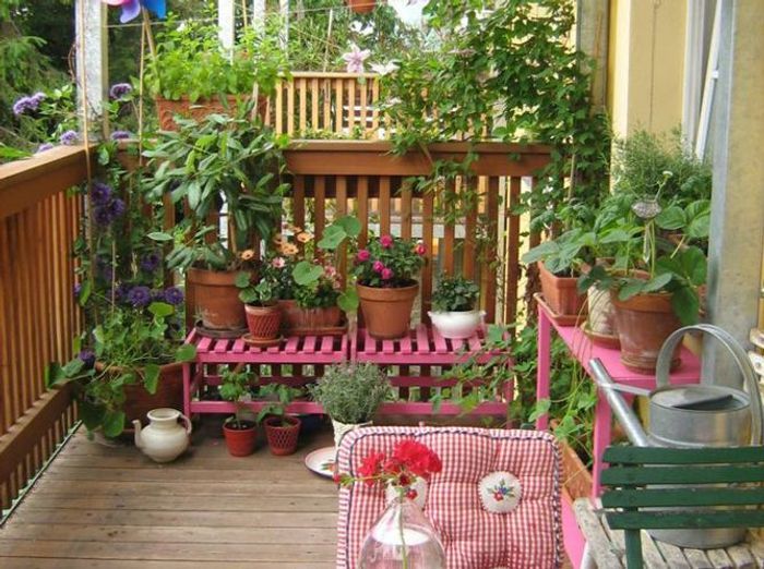  حدائق منزلية Jardin-avec-des-bancs-pour-un-mini-balcon